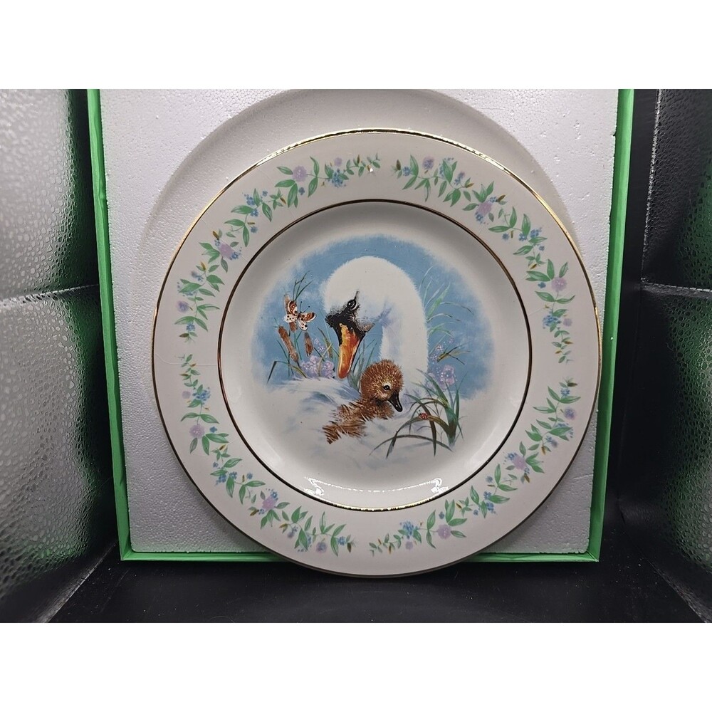 Vintage Avon / Wedgwood Swan Gosling 1975 Gentle Moments Decorative Plate 9" Box